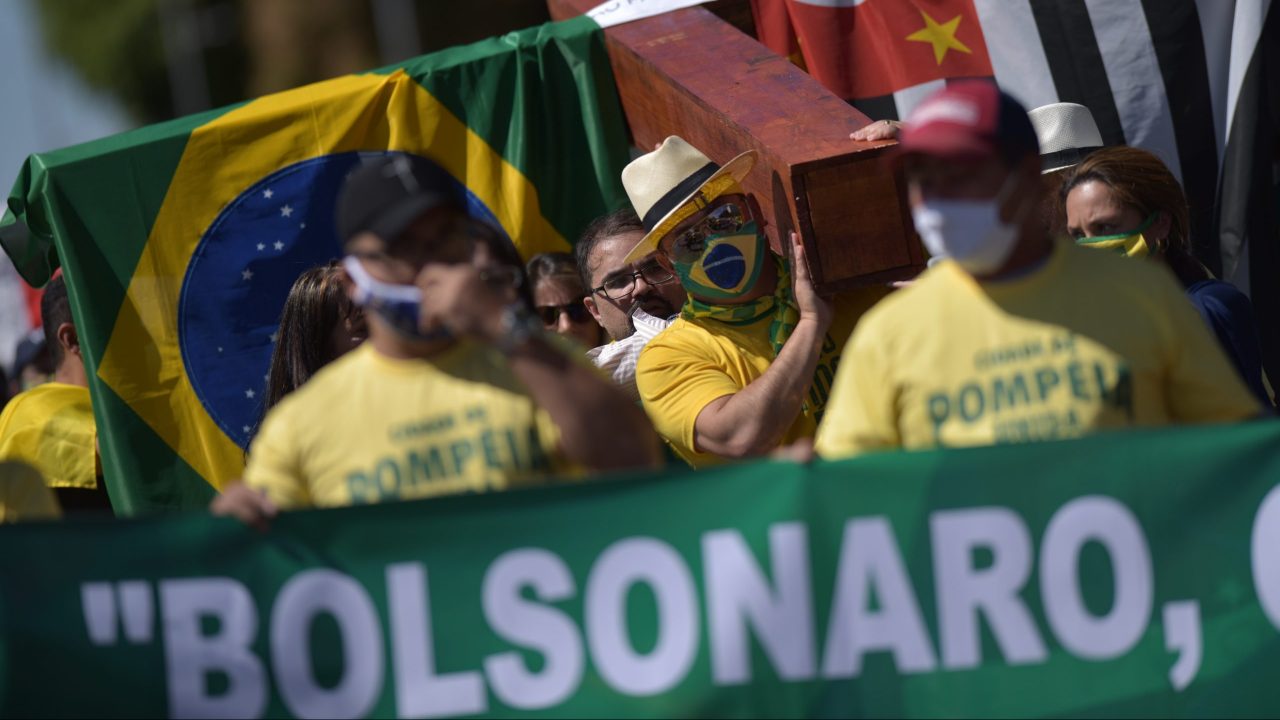 Bolsonaro, infectado de COVID-19, recibe a seguidores