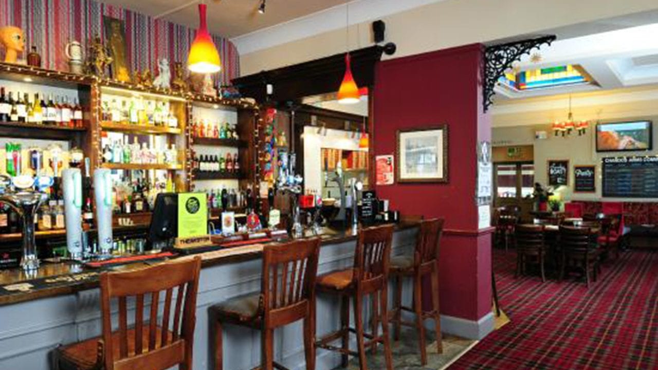 Pubs de Inglaterra reabren entre emoción y preocupación