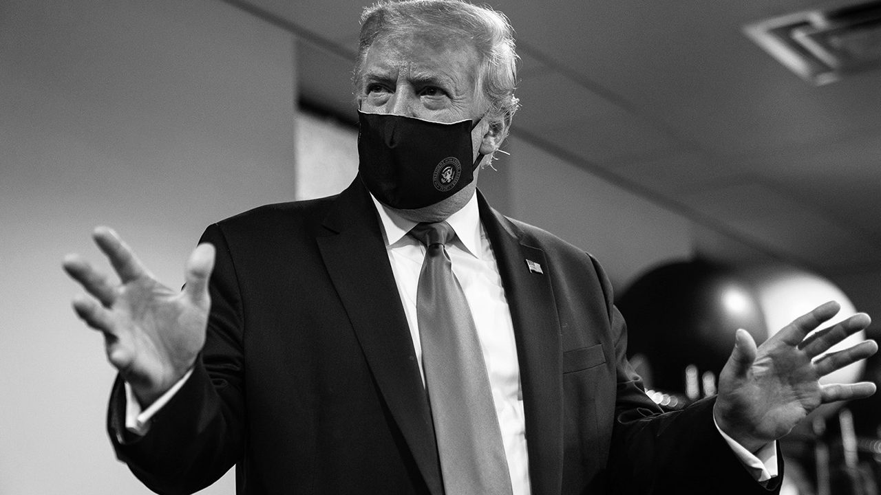 Trump se pone cubrebocas por primera vez y dice que su uso es ‘patriótico’