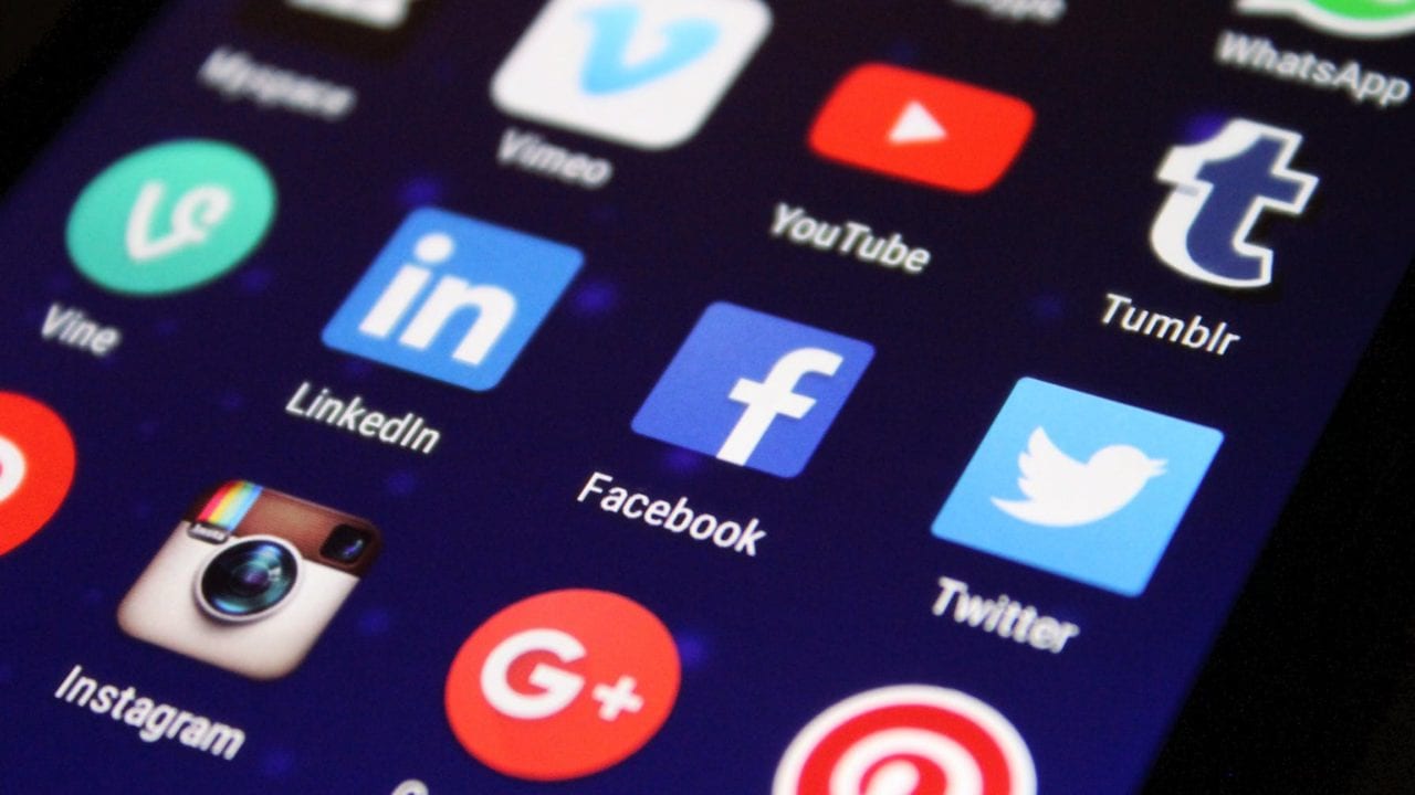 UE aprueba Ley de Servicios Digitales: Redes sociales y buscadores deberán moderar sus contenidos