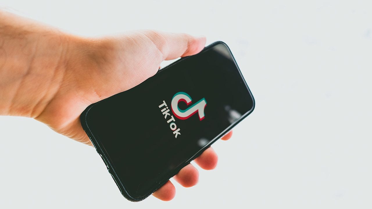 TikTok enfrenta reclamos por publicidad oculta a menores de edad