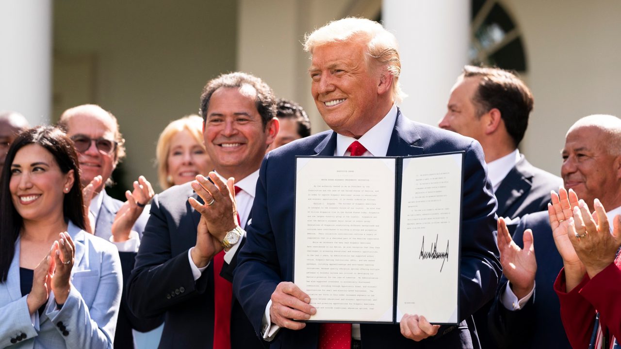 Trump quiere ganarse a los latinos con plan para darles educación y empleo