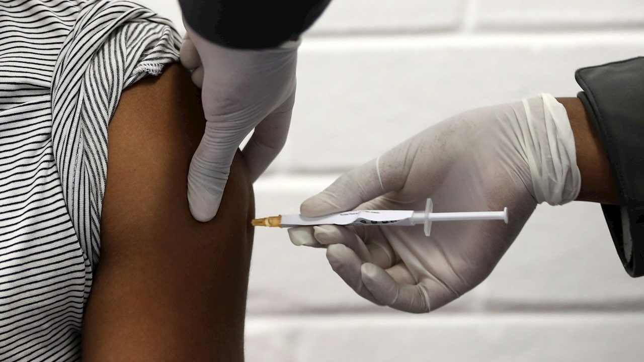 Jornaleros mexicanos en Canadá comienzan a ser vacunados contra Covid-19