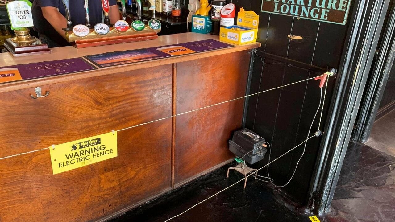 Bar inglés recibe a clientes con valla eléctrica para obligar distanciamiento