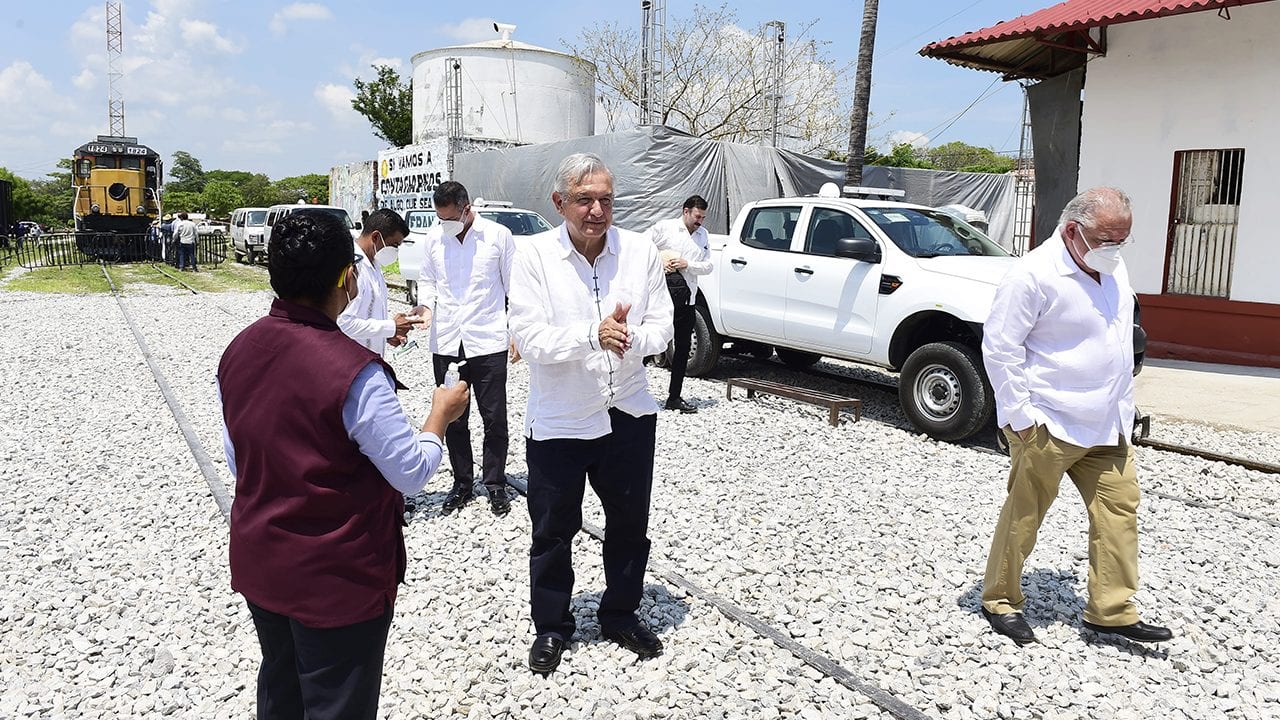 AMLO pide a empresas rehabilitar el tren del Istmo en un año