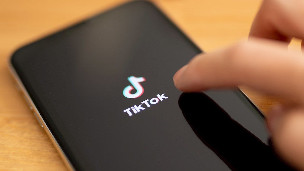 A un lado LinkedIn: Chipotle, Shopify y otros acuden en masa a TikTok para reclutar talento joven