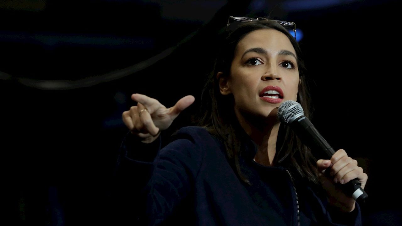 Ocasio-Cortez acusa de ‘farsa’ las órdenes de Trump sobre ayuda a desempleados