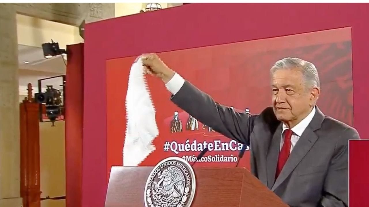 ‘Ya no hay corrupción arriba’, asegura López Obrador con pañuelo blanco