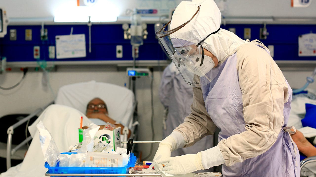 Riesgo de hospitalización por Ómicron es menor frente a Delta: análisis