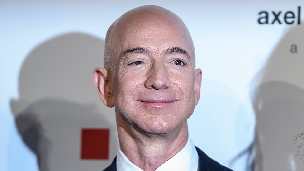 Jeff Bezos se convierte en la primera persona en poseer 200,000 mdd