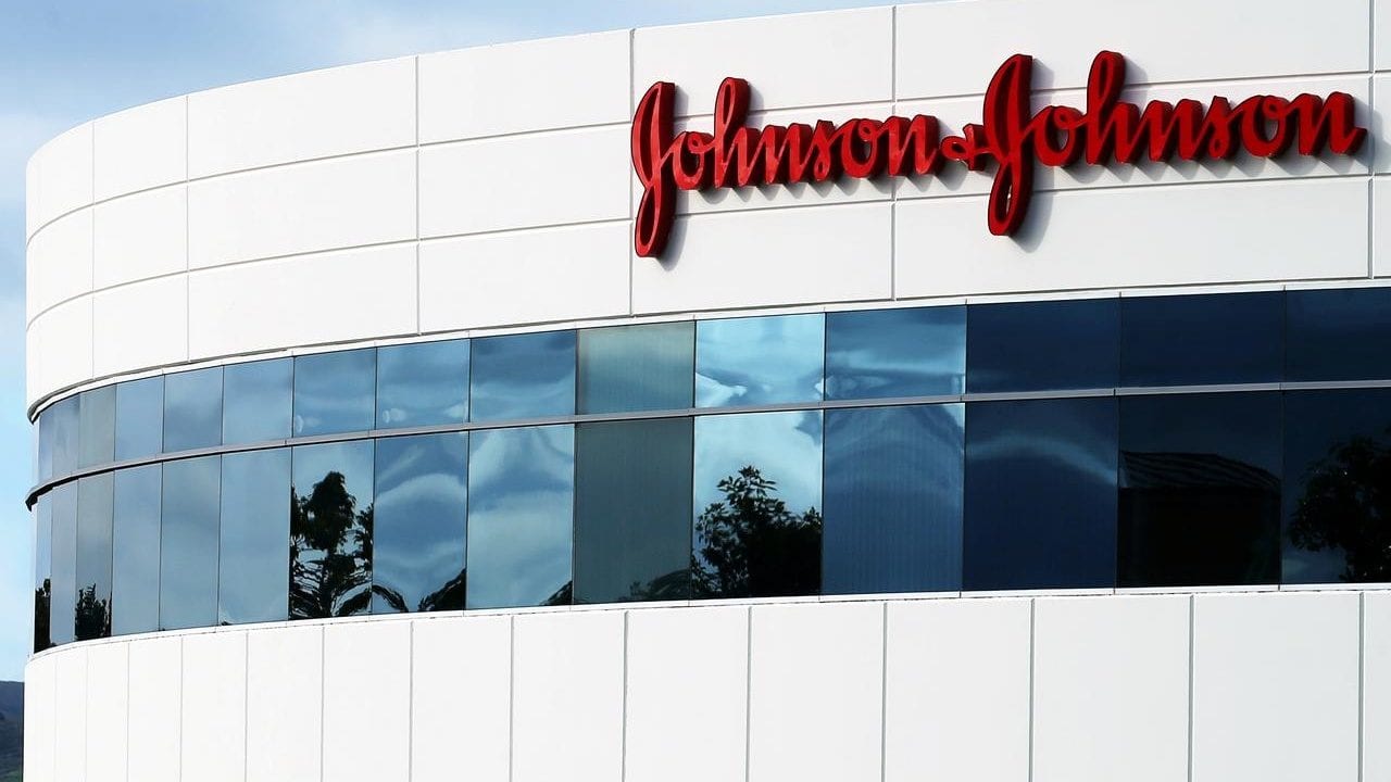 J&J presentará una solicitud para iniciar ensayos con un robot quirúrgico