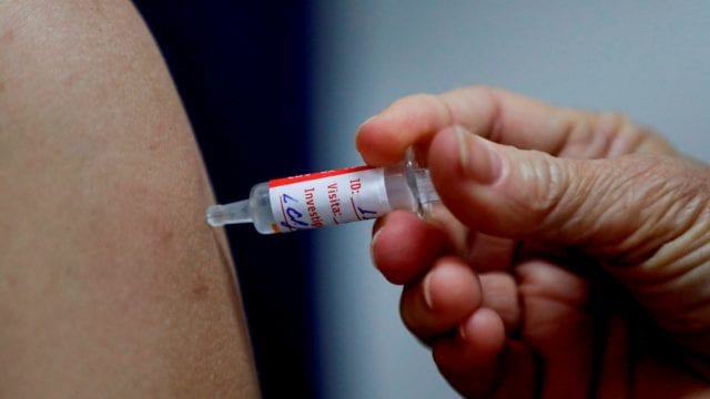 Brasil suspende pruebas de vacuna china contra Covid-19 por 'efecto adverso'