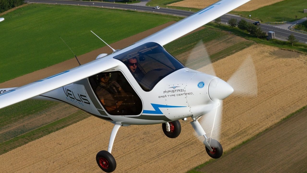 Primer avión eléctrico certificado emprende el vuelo