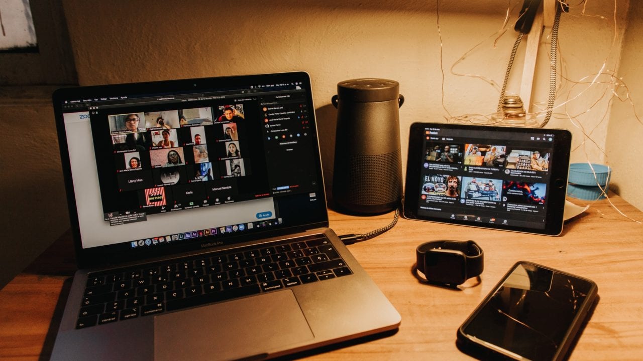 Zoom, envuelta en polémica por el uso de datos para entrenar su inteligencia artificial