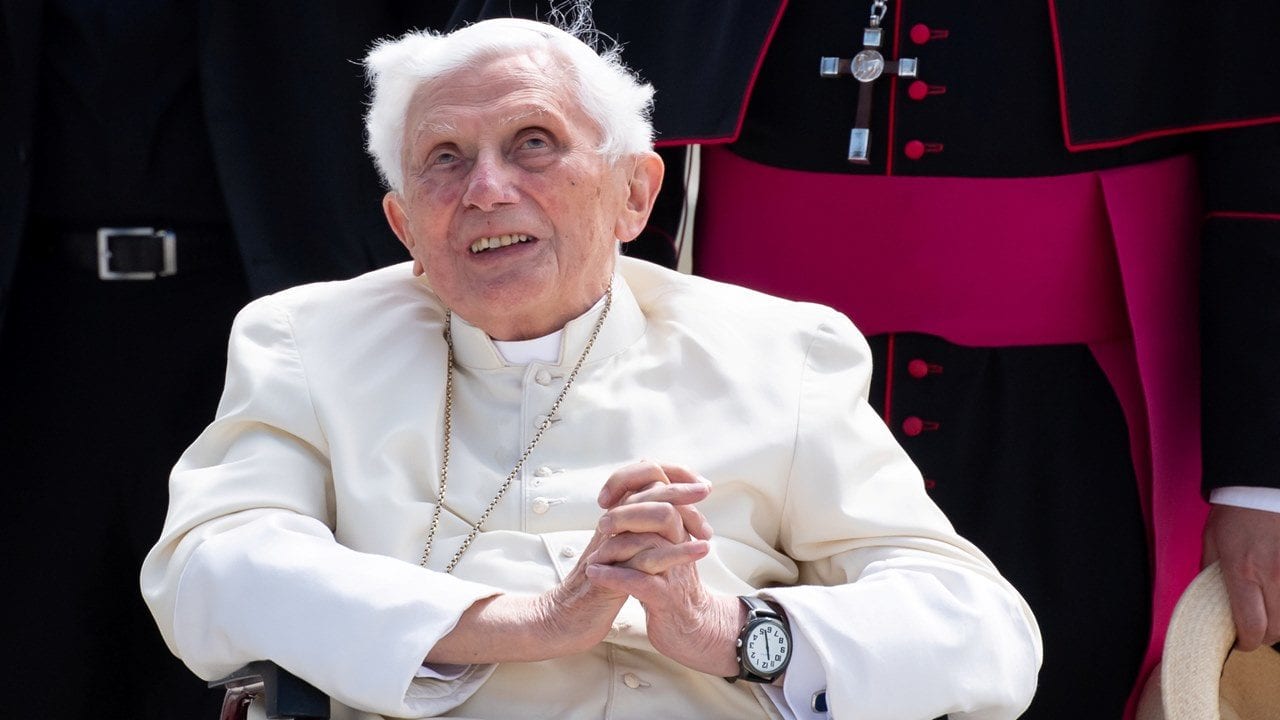 Benedicto XVI, el papa ‘sabio’, despedido por Francisco ante miles de fieles