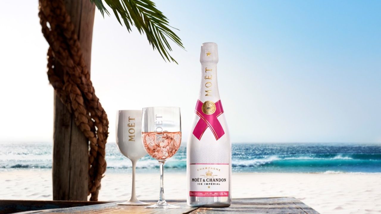 Un champagne en las rocas, el compañero perfecto para un verano inolvidable
