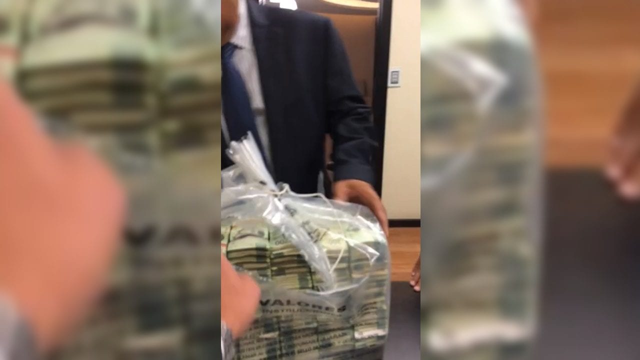 Filtran video: exfuncionarios del Senado reciben fajos de billetes de ‘sobornos’ de Lozoya