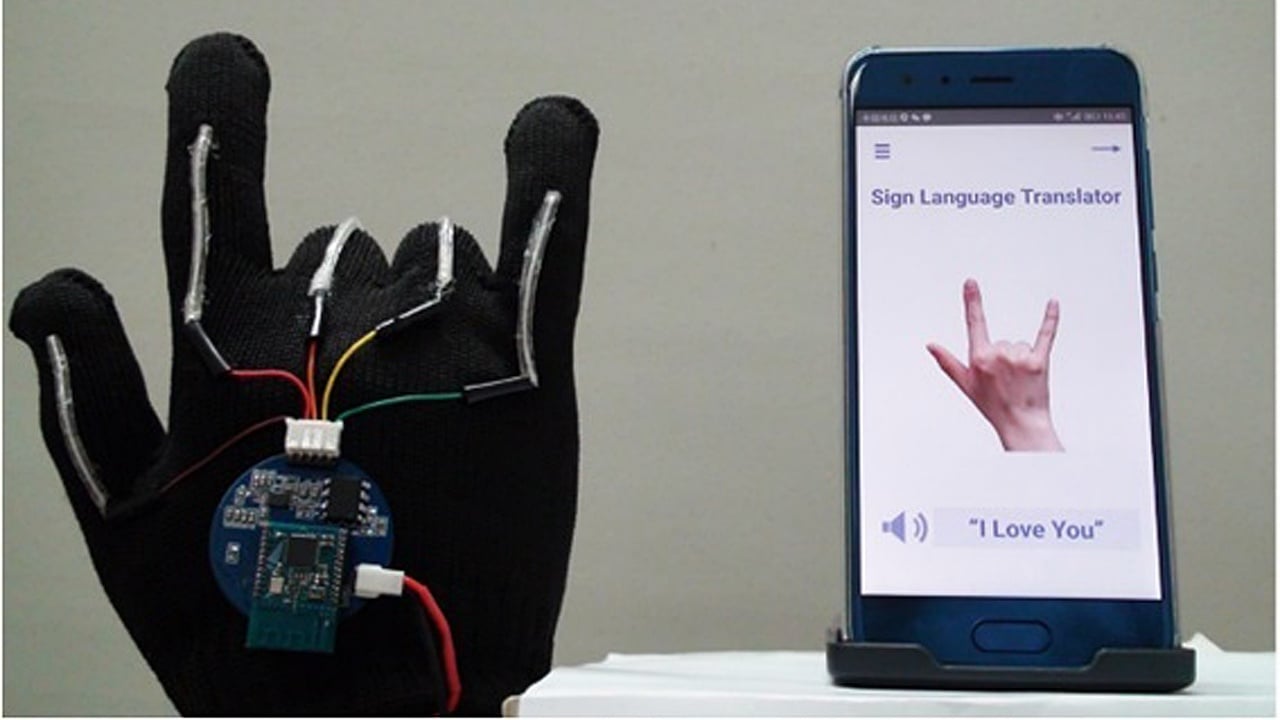 Estos guantes traducen el lenguaje de señas a través de un smartphone