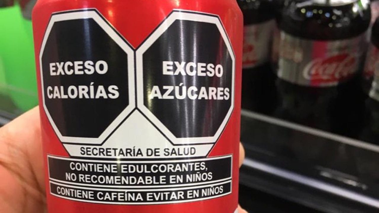 ‘No recomendable en niños’, advierte el nuevo etiquetado de salud en Coca-Cola