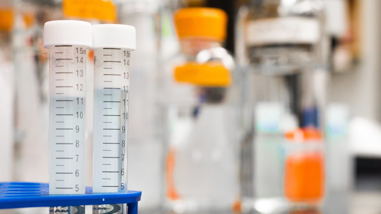 Científicos desarrollan enjuague bucal para detectar Covid-19