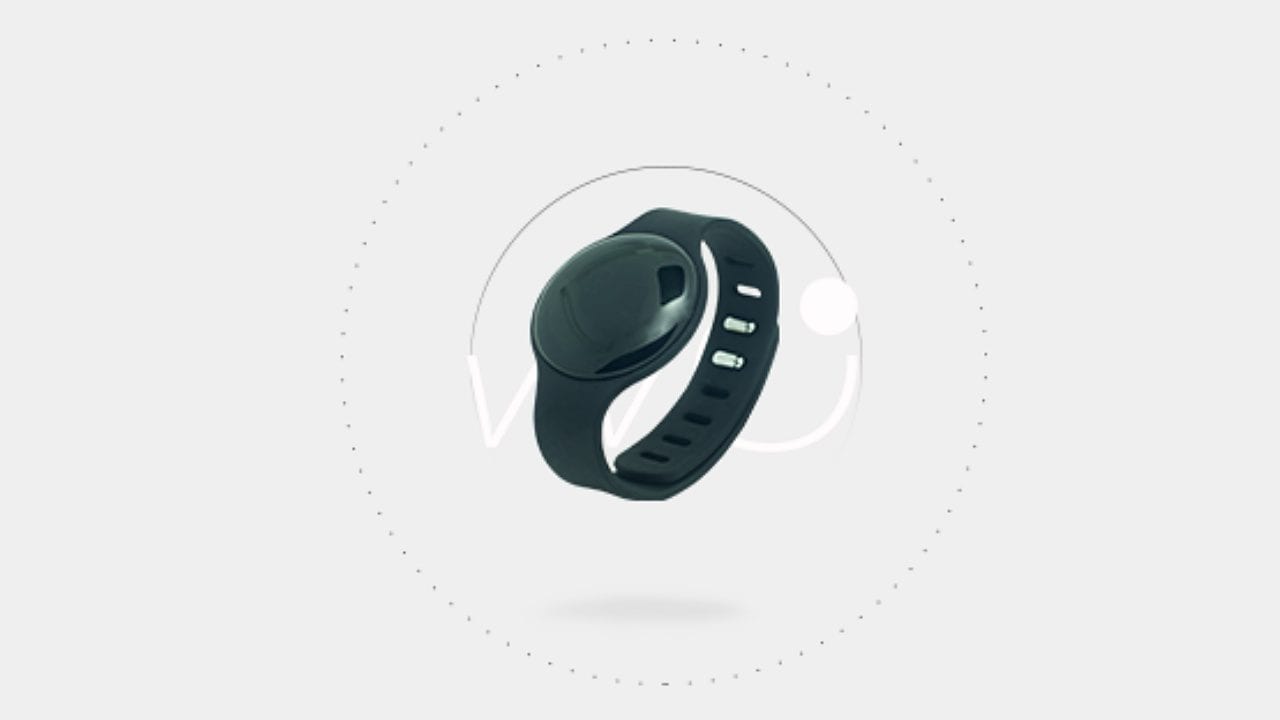 Esta pulsera te avisa cuando no se cumple el distanciamiento social en lugares públicos