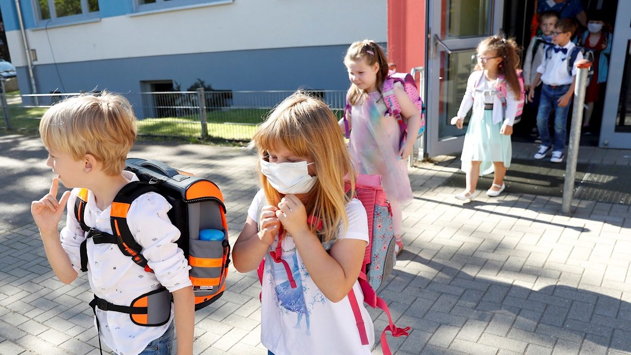Alemania continúa su regreso a clases con cubrebocas obligatorio y cierres por contagios