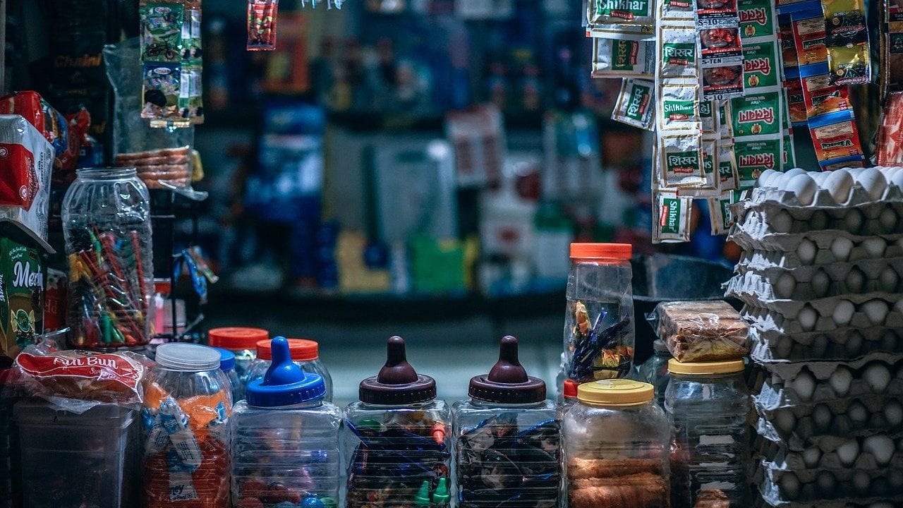 CDMX: Debate por venta de productos chatarra a niños enfrenta a ‘tienditas’ con autoridades