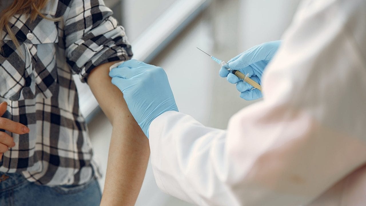 Vacuna Pfizer es altamente efectiva tras una dosis: estudios del Reino Unido