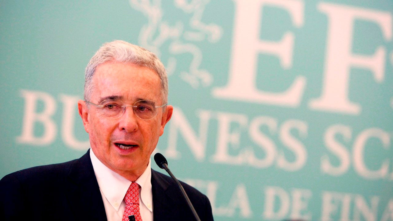 EU pide libertad del expresidente Álvaro Uribe; lo llama ‘héroe’