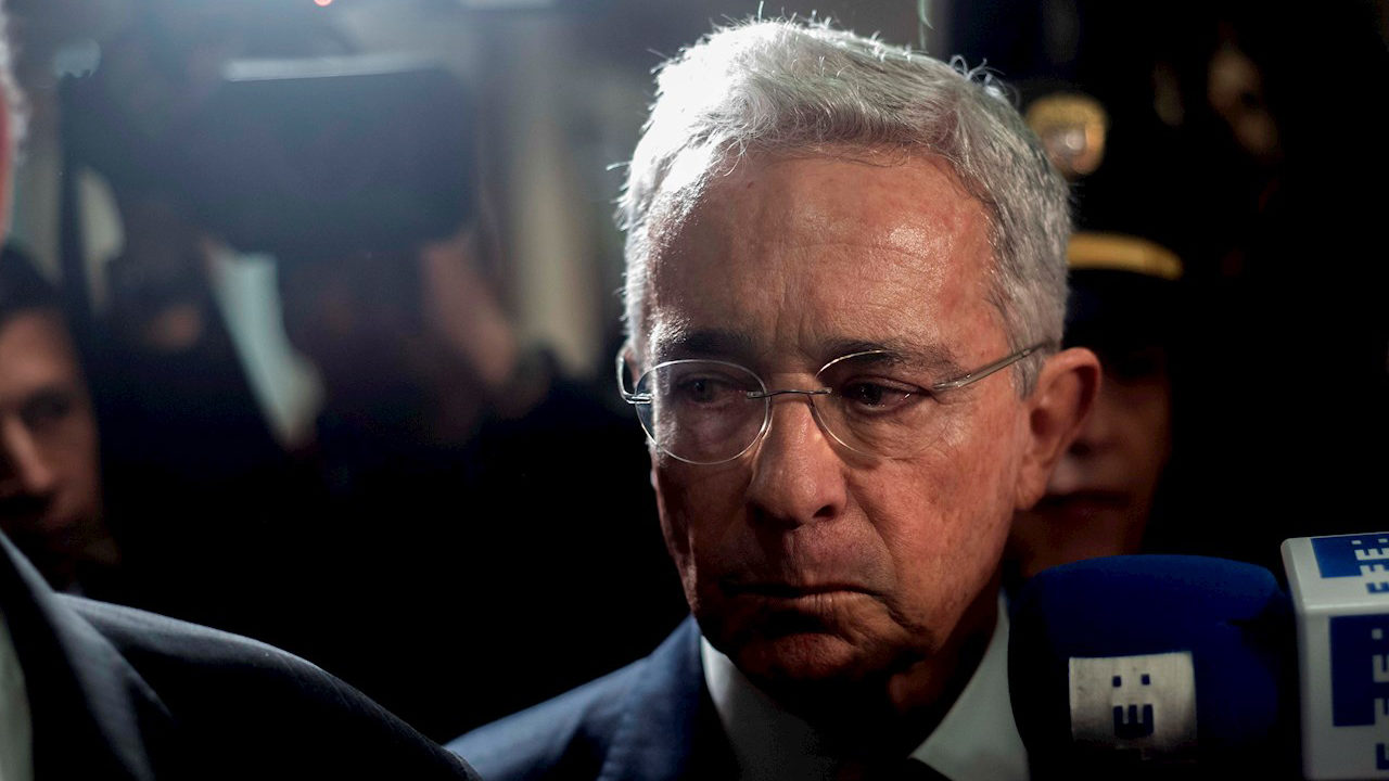 Expresidente colombiano Álvaro Uribe da positivo a Covid-19