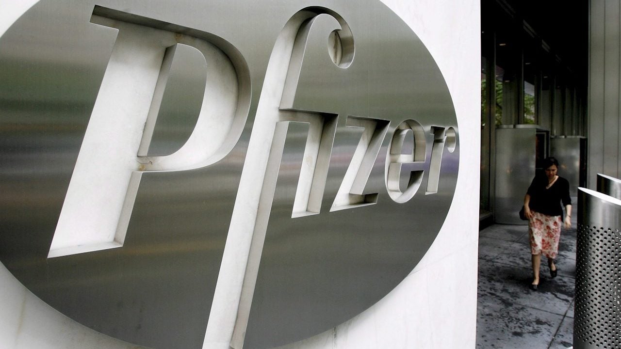 CE negocia con Pfizer la compra de 1,800 millones de dosis