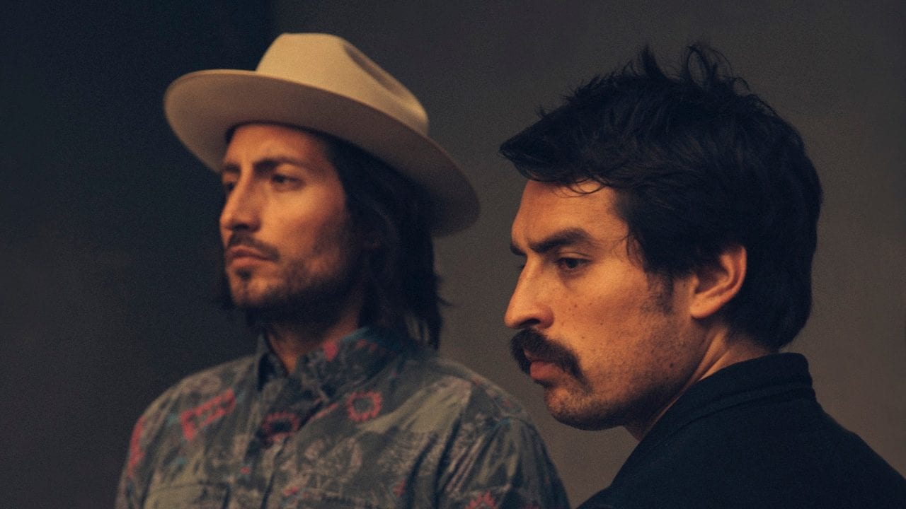 Hermanos Gutiérrez pintan desiertos mexicanos con la guitarra en “Hijos del Sol”