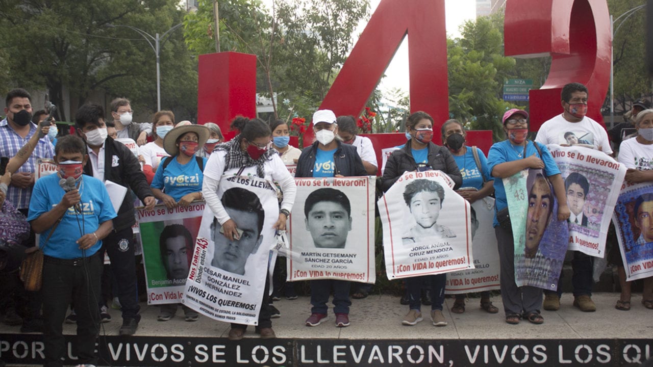 AMLO se reúne con padres de los 43 estudiantes desaparecidos de Ayotzinapa
