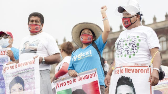 Ayotzinapa-AMLO-familias