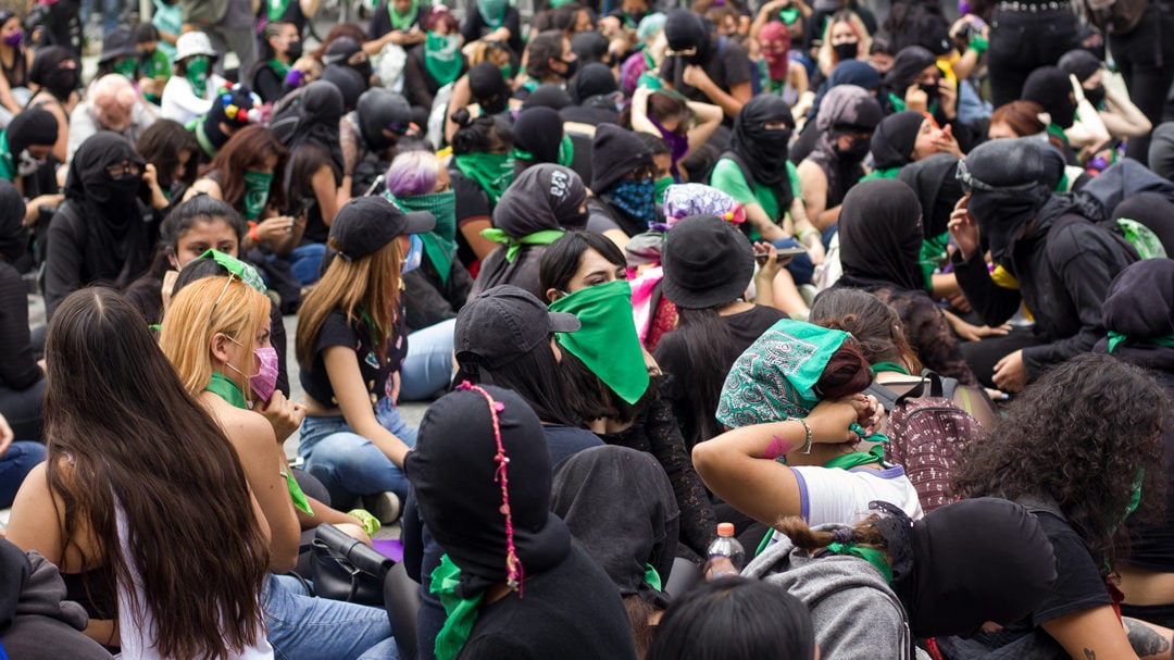 marcha por aborto legal y seguro, ciudad de Mexico, cerco policiaco, manifestación, enfrentamientos.