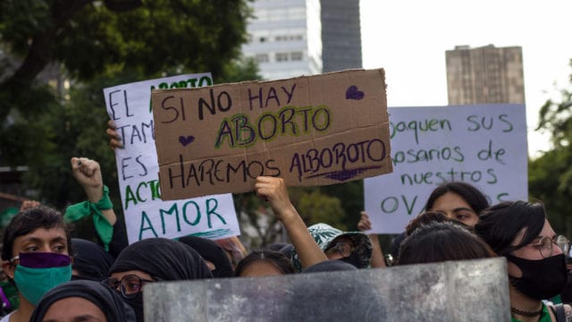 marcha por aborto legal y seguro, ciudad de Mexico, cerco policiaco, manifestación, enfrentamientos. feministas