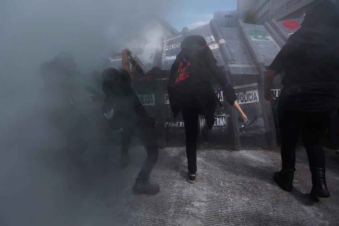 El fuerte operativo policial con el que el gobierno de CDMX rompió una marcha feminista