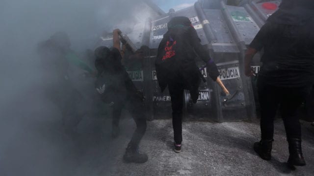 marcha por aborto legal y seguro, ciudad de Mexico, cerco policiaco, manifestación, enfrentamientos. feministas