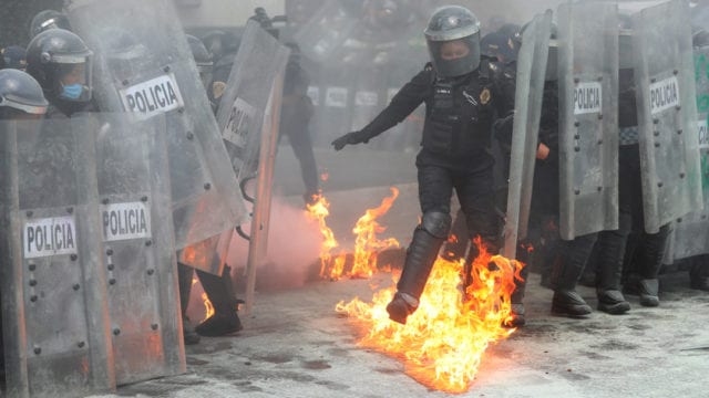 Marcha por aborto legal y seguro, ciudad de Mexico, cerco policiaco, manifestación, enfrentamientos.