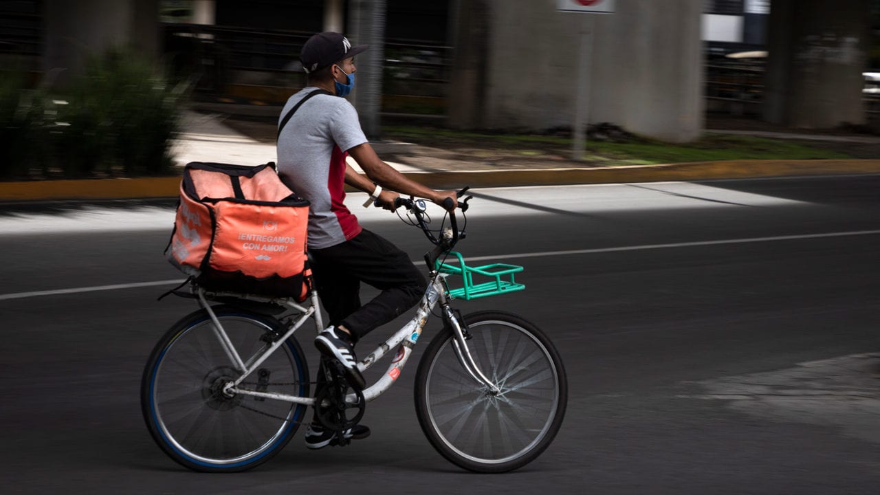 Bolsas que se disuelven en agua, la apuesta de esta app de envíos para no contaminar