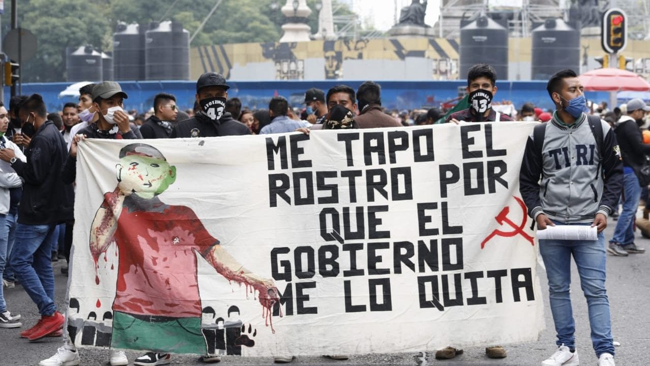 Arranca marcha por normalistas de Ayotzinapa; señalan falta de resultados en el caso