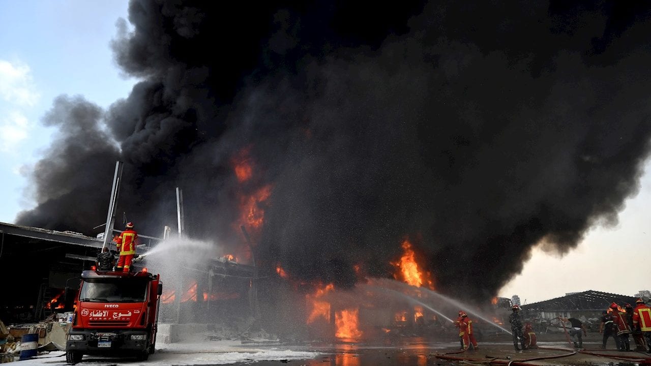Gran incendio se registra en puerto de Beirut, semanas después de la explosión