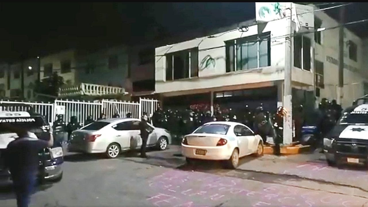 Policías desalojan a mujeres que tomaron oficinas de Derechos Humanos en Ecatepec; acusan represión