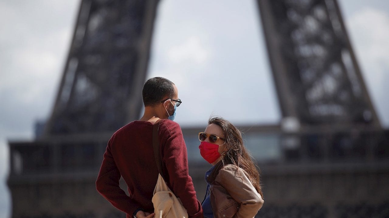 Toque de queda le costará a Francia 2,300 millones de dólares