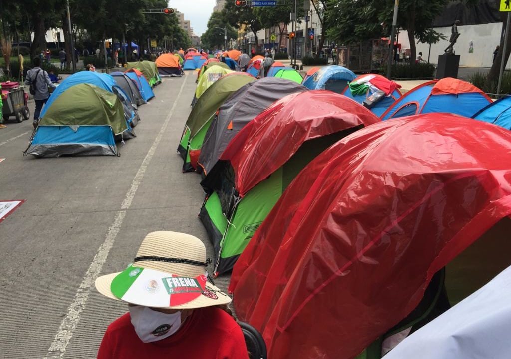 Frenaaa avanza al Zócalo; Sheinbaum pide no dejar solas las casas de campaña