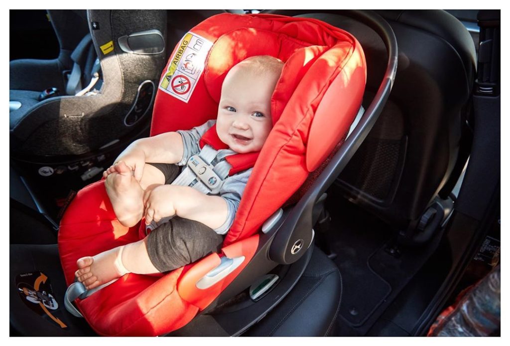 bebé en asiento color rojo, gadget