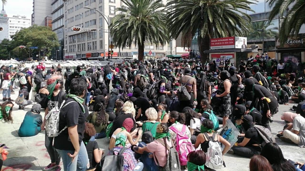 Policías encapsulan a feministas en marcha por despenalización de aborto