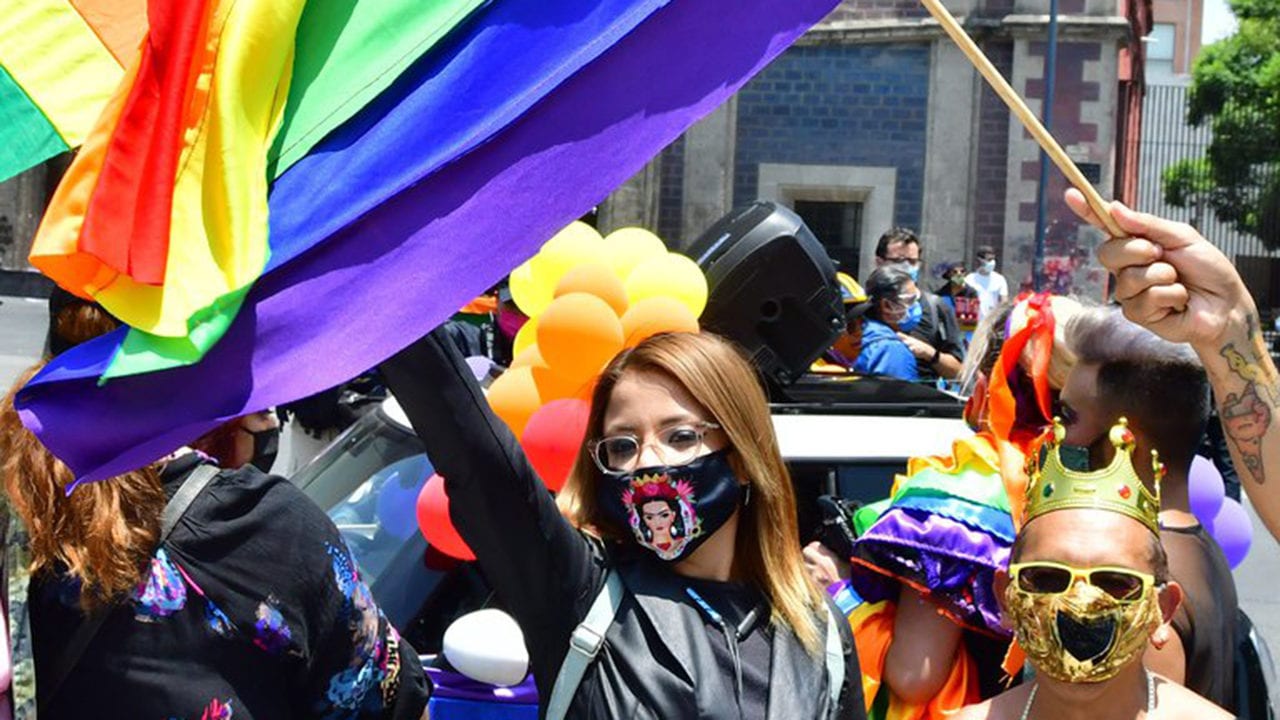 Activistas LGBT protestan ante la FGR por asesinatos contra la comunidad