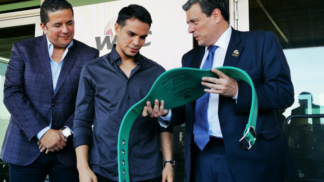 Estrena Zanfer oficinas con entrega de cinturón
