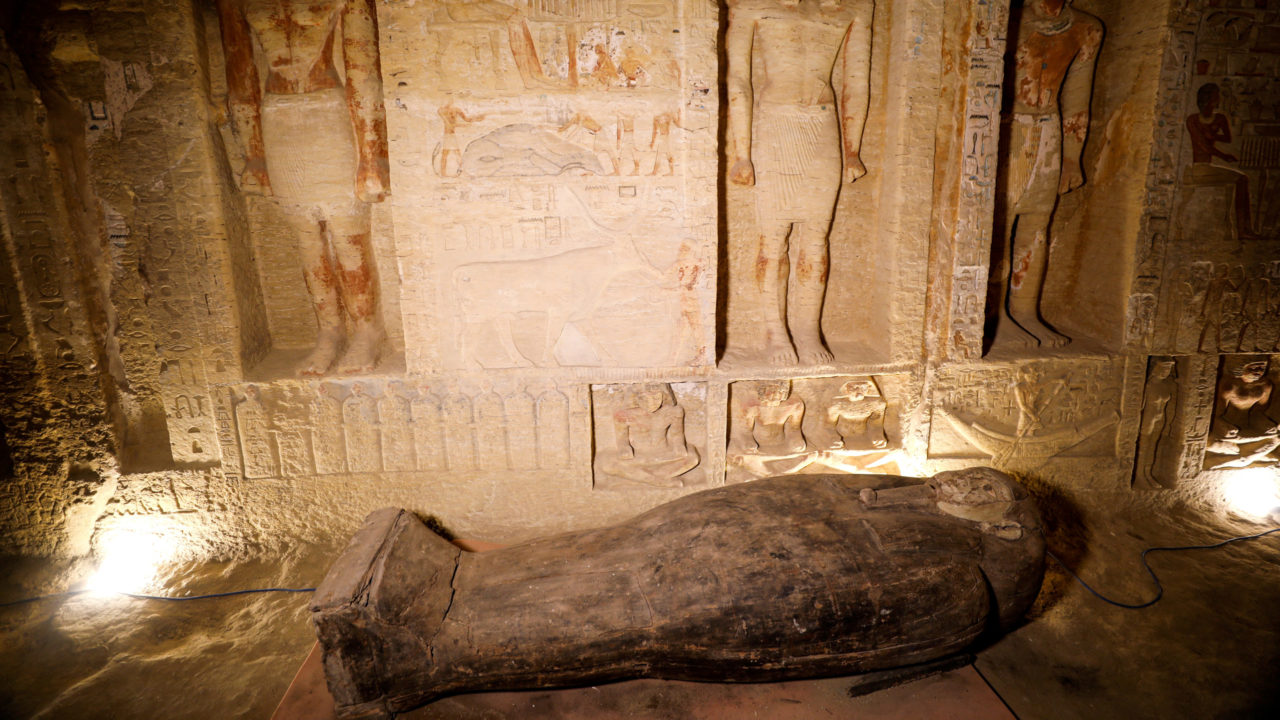 Egipto muestra gran hallazgo arqueológico de 59 sarcófagos